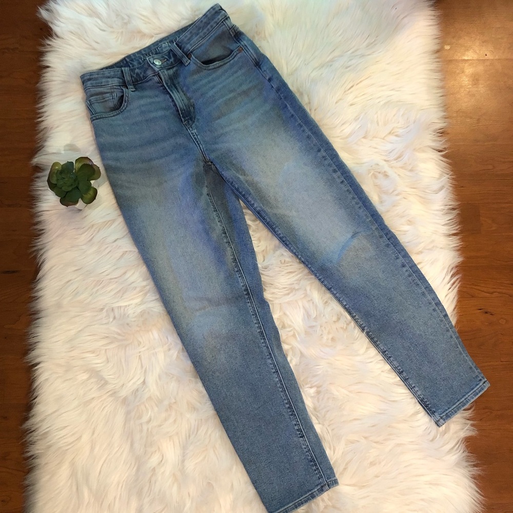 🍂 American Eagle High Rise Mom Jeans